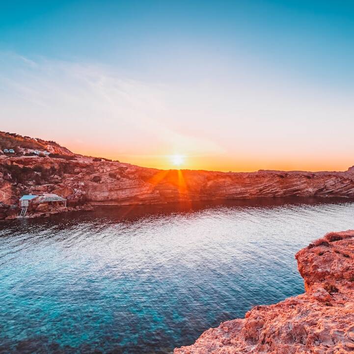 Luxusreise: Ab 212€ in Condors Business Class nach Ibiza