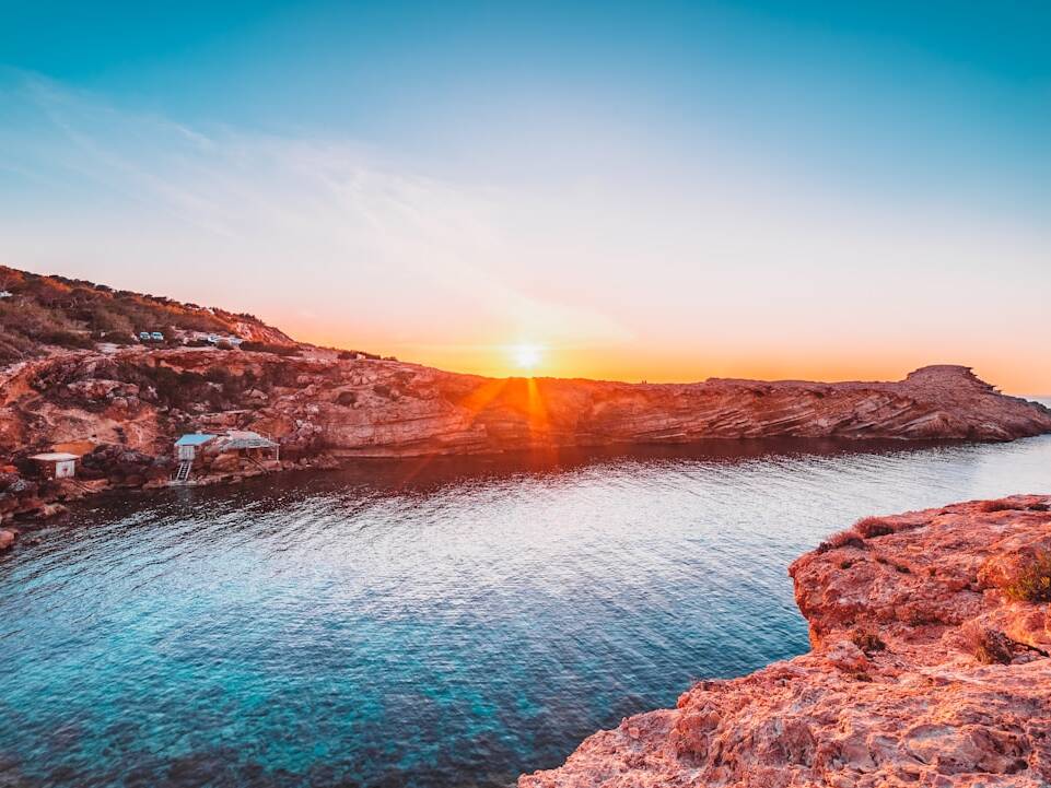 Luxusreise: Ab 212€ in Condors Business Class nach Ibiza